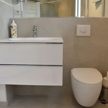 Stylish 2 Bedroom In Montmarte Apartament Paryż