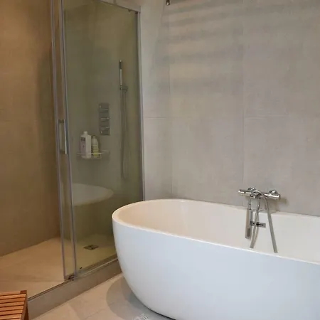 Stylish 2 Bedroom In Montmarte * Paryż